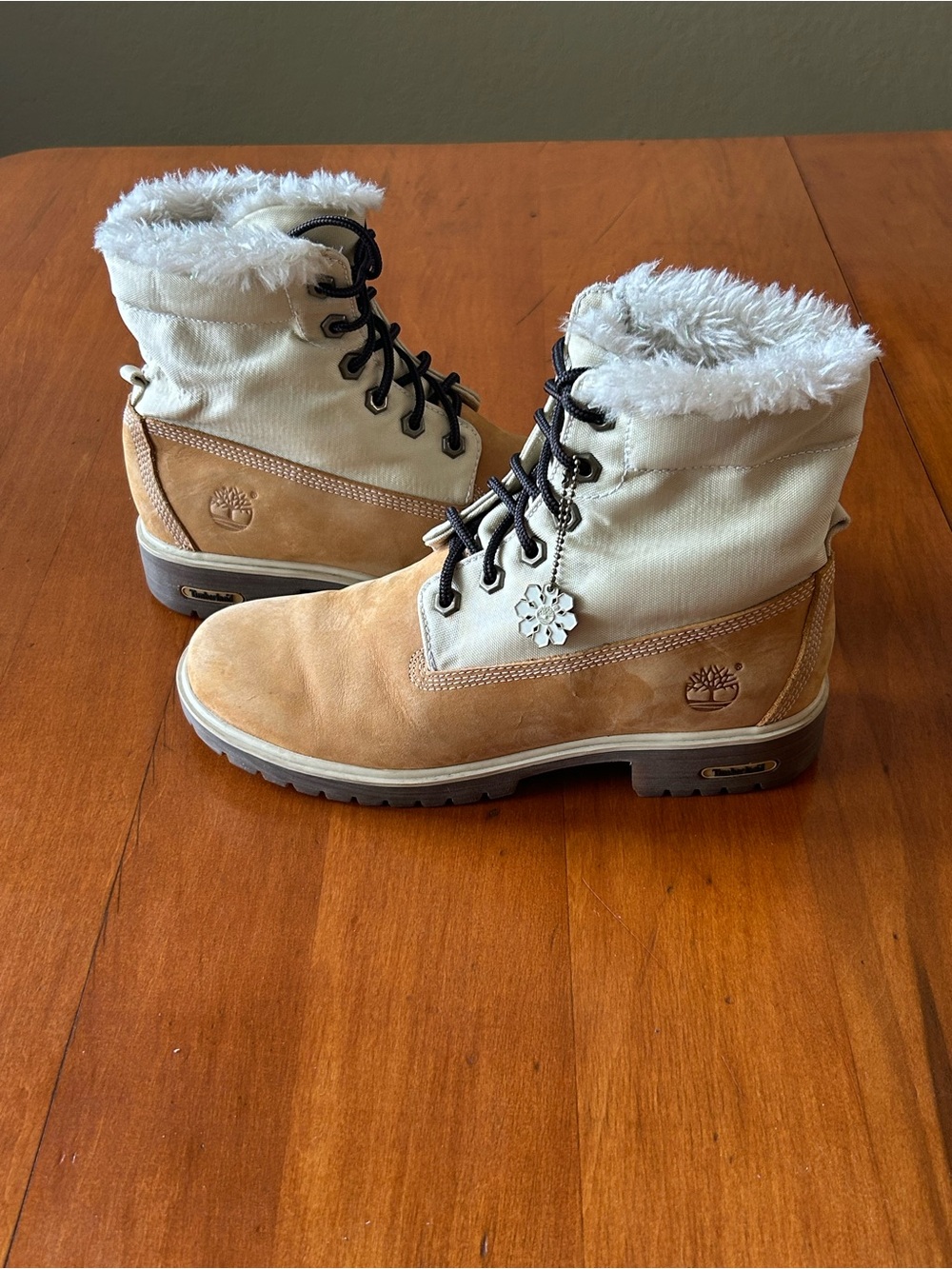 Timberland Wheat Suede and Cream Fur-Trim Lace-Up Winter Boots Size 7